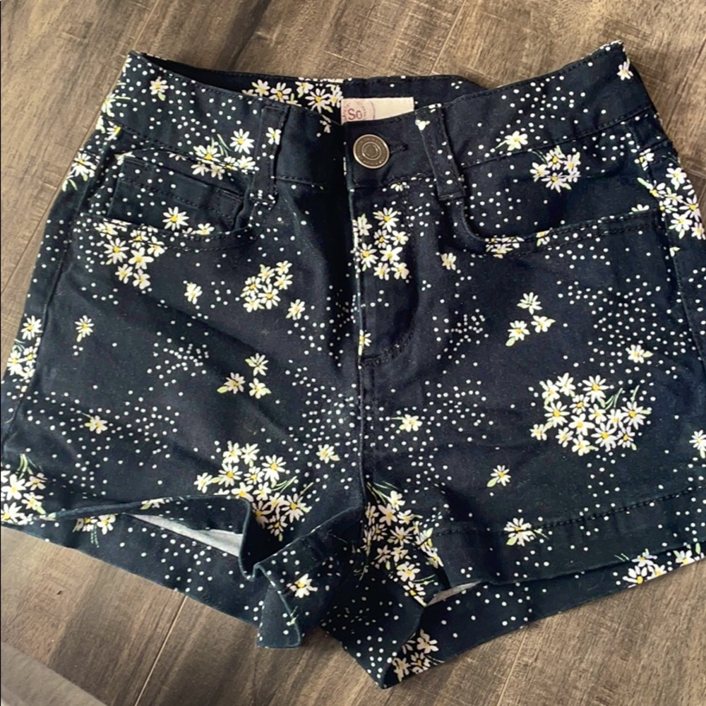 Black Daisy Shorts 🌼